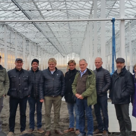 Hópurinn við nýbygginguna