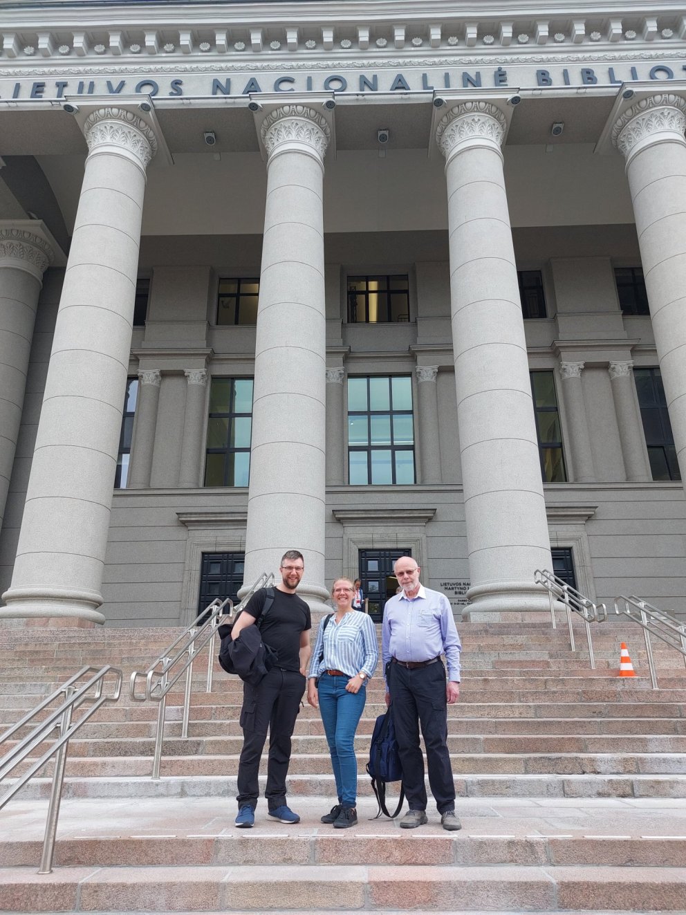 Sigurður Max, Elena og Guðni fyrir utan Landsbókasafnið í Litháen