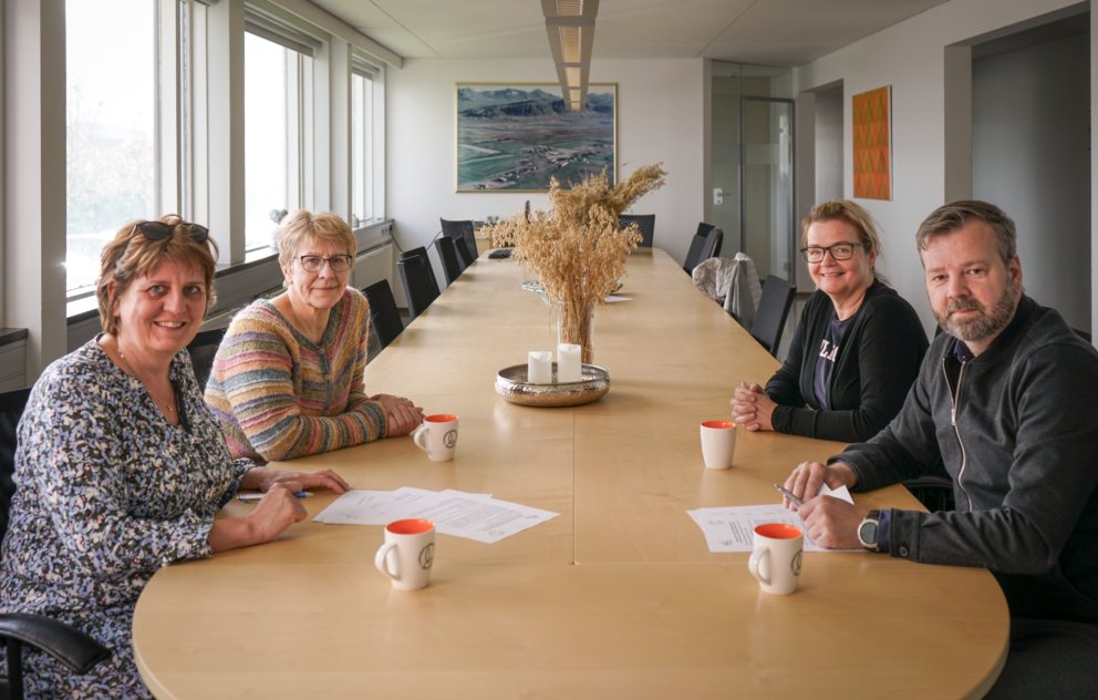 Ragnheiður I. Þórarinsdóttir rektor LbhÍ og Karvel L. Karvelsson framkvæmdastjóri RML í forgrunni og…