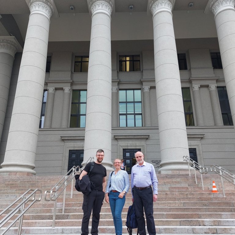 Sigurður Max, Elena og Guðni fyrir utan Landsbókasafnið í Litháen