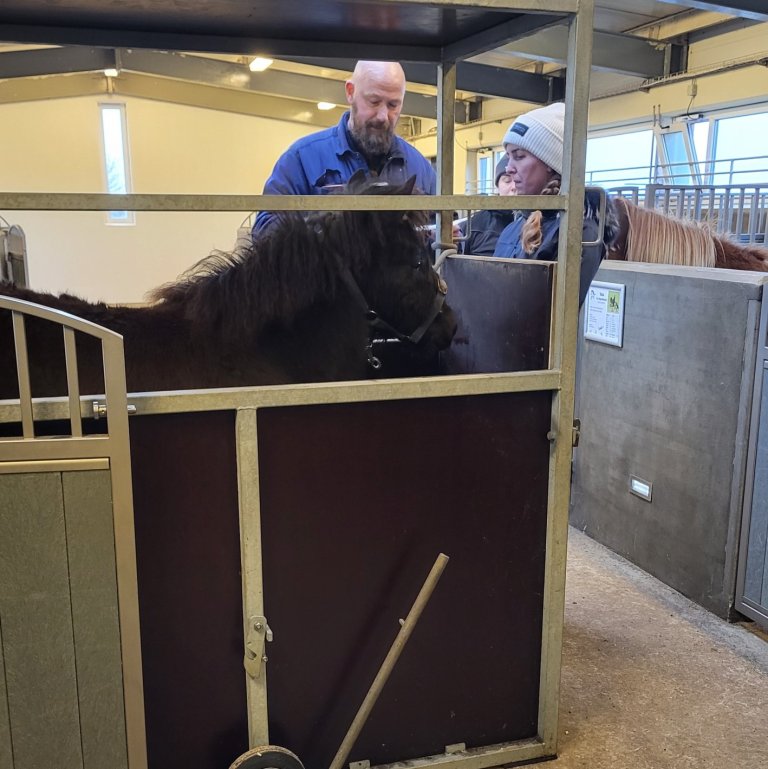 Pétur Halldórsson hjá RML sýnir handtökin. Mynd: Halla Eygló