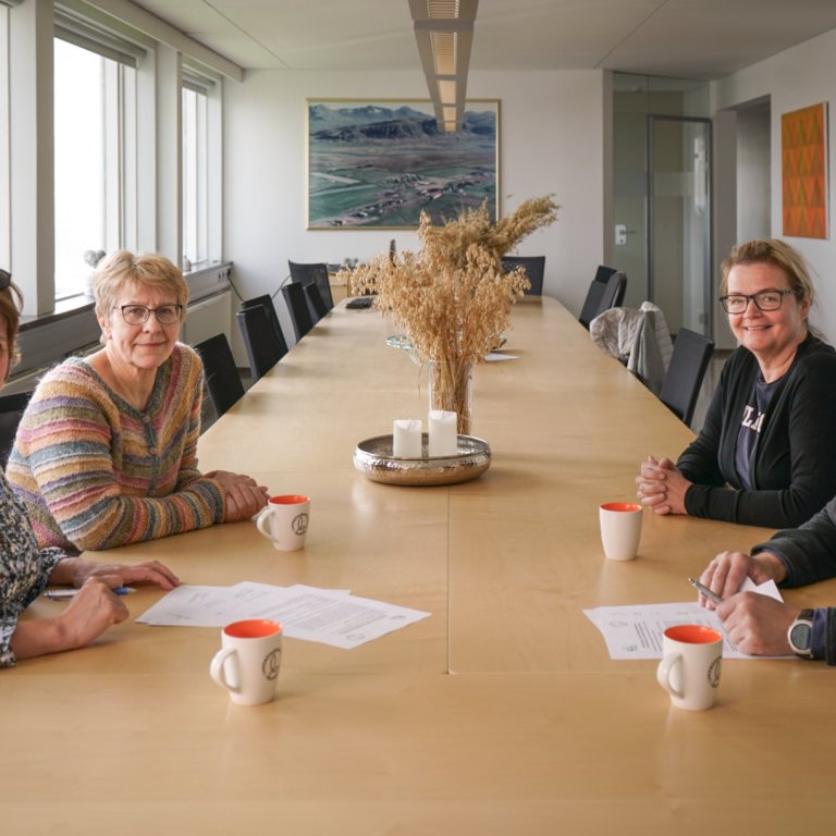 Ragnheiður I. Þórarinsdóttir rektor LbhÍ og Karvel L. Karvelsson framkvæmdastjóri RML í forgrunni og…